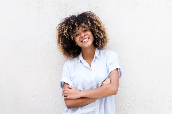 Portrét Usmívající Africký Americký Dospívající Dívka Pažemi Křížené Bílým Pozadím — Stock fotografie