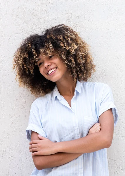 Porträt Lächelnde Junge Afrikanisch Amerikanische Frau Mit Vor Weißem Hintergrund — Stockfoto