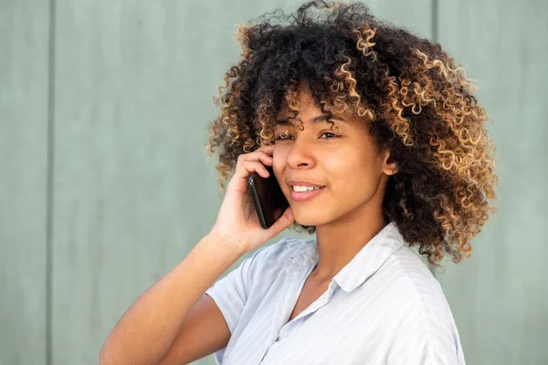 Närbild Porträtt Ung Afroamerikansk Kvinna Talar Med Mobiltelefon Med Grön — Stockfoto