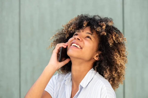 Tutup Potret Muda African American Wanita Tertawa Sambil Berbicara Dengan — Stok Foto