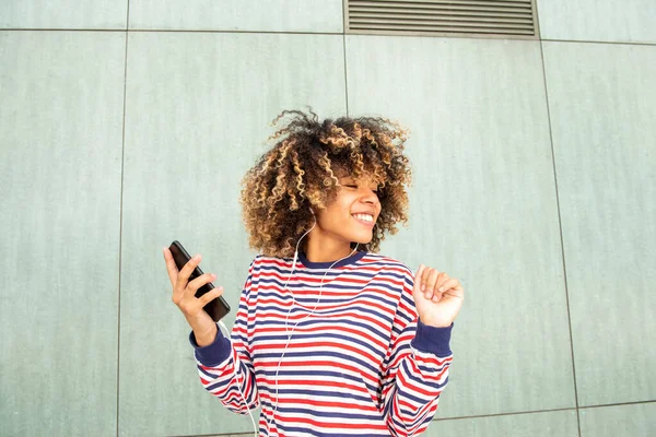 Retrato Sonriente Chica Afroamericana Escuchando Música Con Teléfono Móvil Auriculares — Foto de Stock