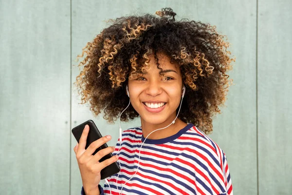 Närbild Porträtt Glad Afroamerikansk Flicka Lyssnar Musik Med Telefon Och — Stockfoto