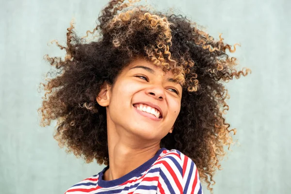 Κοντινό Πλάνο Πορτρέτο Ευτυχισμένη Αφροαμερικανή Γελώντας Και Κοιτάζοντας Μακριά — Φωτογραφία Αρχείου