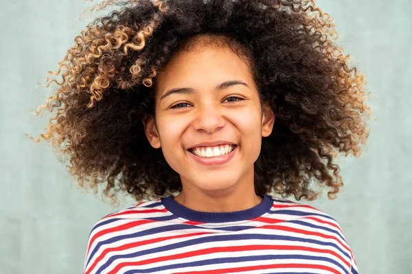 Detail Portrét Šťastný Afroameričanka Afro Vlasy — Stock fotografie