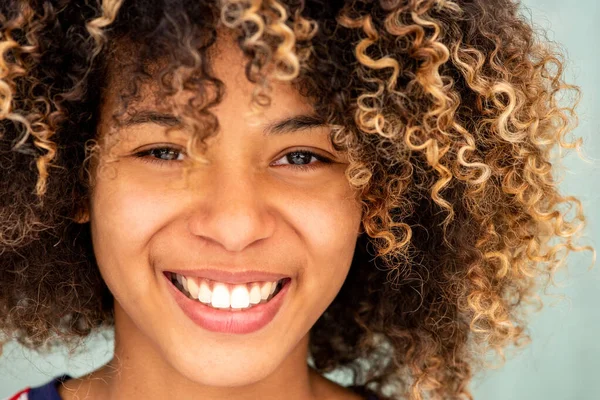 Primer Plano Retrato Sonriendo Chica Afroamericana Con Pelo Afro Mirando — Foto de Stock