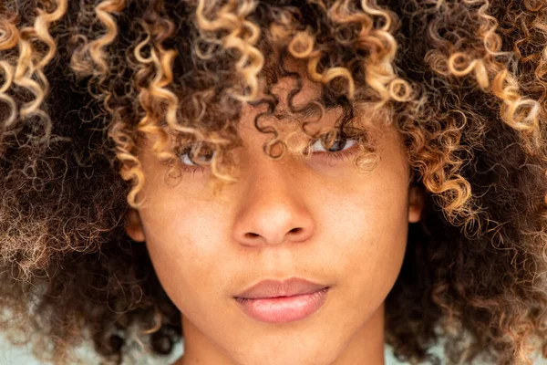 Κοντινό Πλάνο Πορτρέτο Αφρο Αμερικανίδα Κοπέλα Αφρο Μαλλιά Κοιτάζει — Φωτογραφία Αρχείου