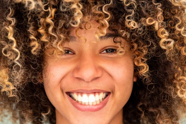 Close Portret Uśmiechnięty Afroamerykanka Dziewczyna Afro Włosy — Zdjęcie stockowe