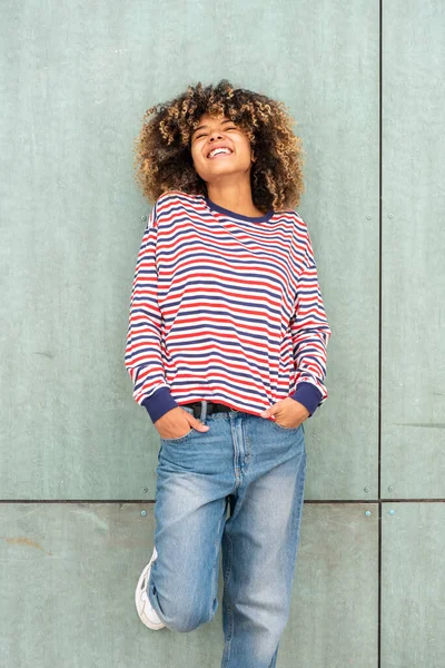 Retrato Sonriente Chica Afroamericana Posando Pared Verde Mirando Hacia Arriba — Foto de Stock