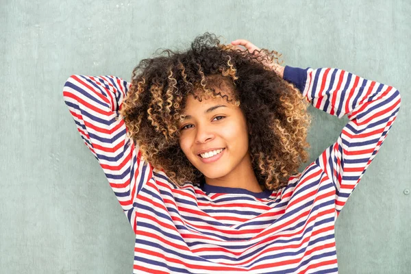 Primer Plano Retrato Feliz Afroamericano Chica Relajante Con Las Manos —  Fotos de Stock