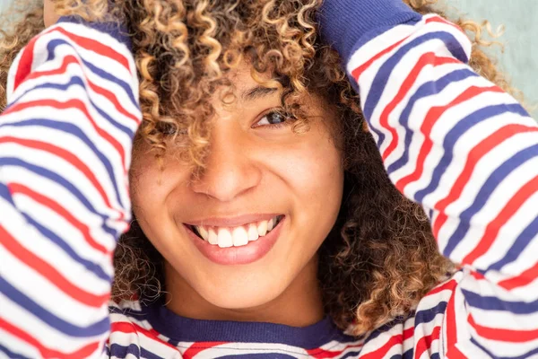 Портрет Який Посміхається Афро Американській Дівчині Руками Африканському Волоссі — стокове фото