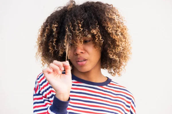 Portret Jonge Vrouw Met Gespleten Haarpunten Tegen Witte Achtergrond — Stockfoto