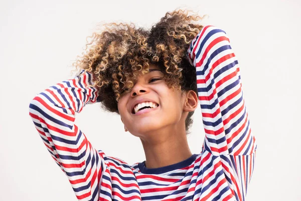 Close Retrato Feliz Jovem Afro Americana Com Mãos Cabelo Contra — Fotografia de Stock