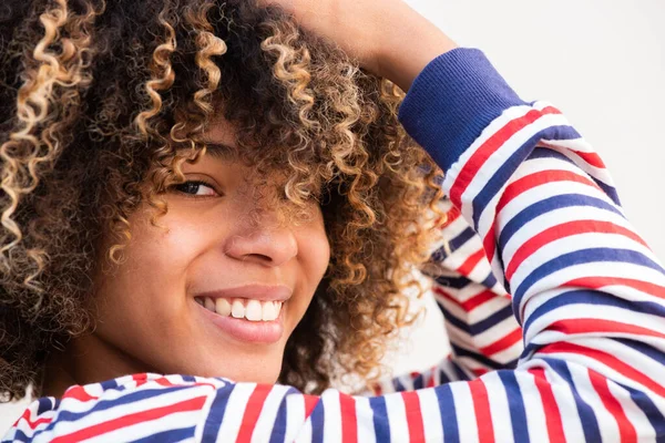 Närbild Sida Porträtt Vacker Afrikansk Amerikansk Flicka Ler Med Händerna — Stockfoto