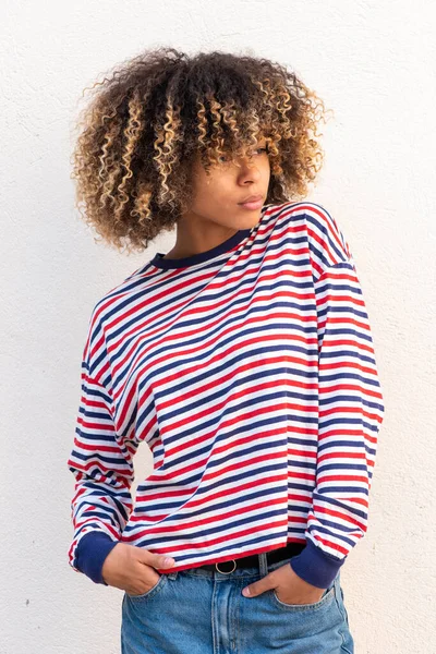 Portrait Cool Jeune Femme Afro Américaine Posant Par Fond Blanc — Photo