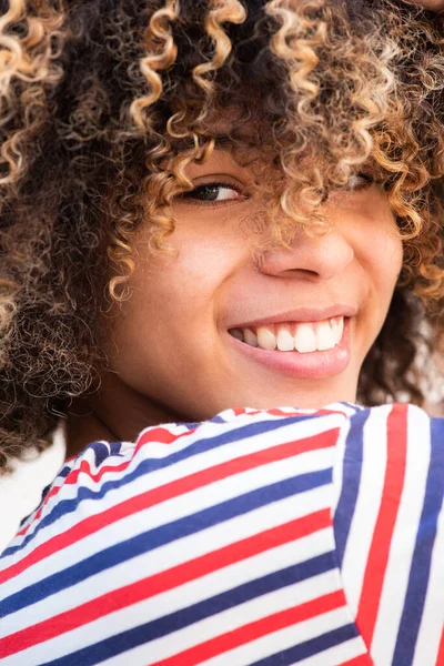 Close Side Portrait Sorrindo Menina Americana Africana Com Cabelo Afro — Fotografia de Stock
