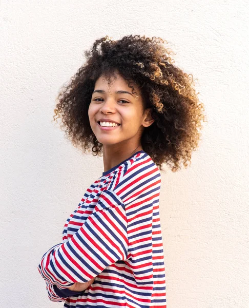 Boční Portrét Šťastný Dospívající Dívka Pózovat Pažemi Křížené Bílým Pozadím — Stock fotografie