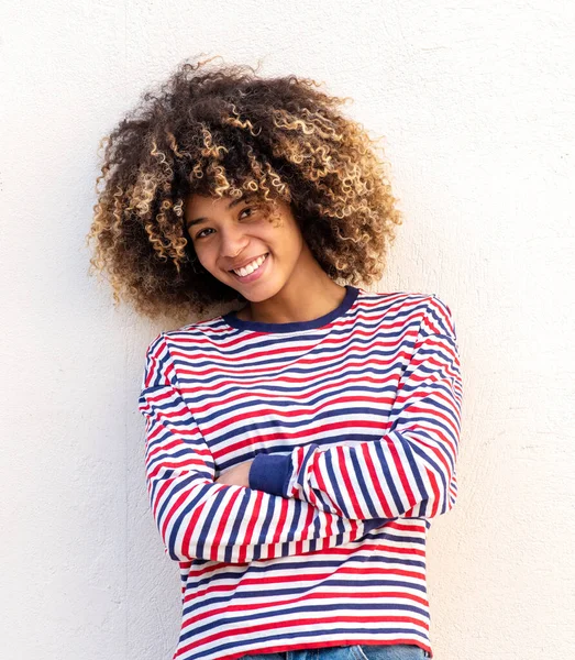 Retrato Feliz Sonriente Chica Afroamericana Con Los Brazos Cruzados Sobre —  Fotos de Stock