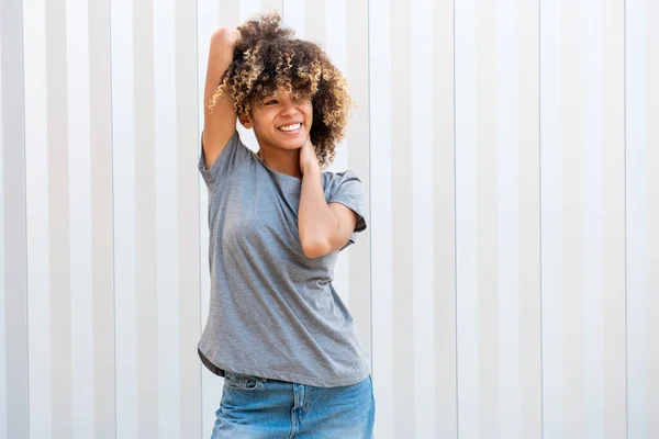 Retrato Seguro Chica Afroamericana Sonriendo Con Las Manos Detrás Cabeza —  Fotos de Stock