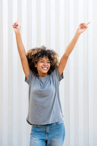 Retrato Alegre Afroamericana Chica Con Las Manos Levantadas Señalando Hacia —  Fotos de Stock