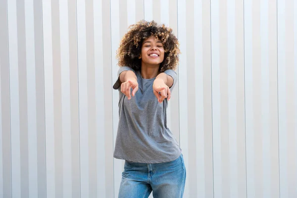 Retrato Feliz Sonriente Afroamericana Chica Señalando Los Dedos —  Fotos de Stock