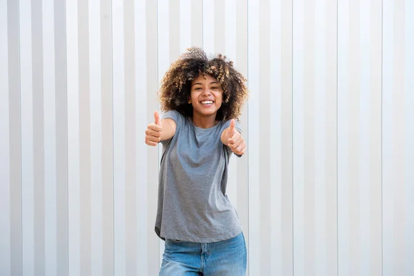 Retrato Seguro Chica Afroamericana Sonriendo Con Los Pulgares Hacia Arriba —  Fotos de Stock