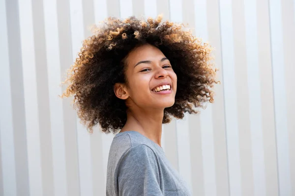 Lado Retrato Feliz Afro Americano Teen Menina Contra Branco Parede — Fotografia de Stock