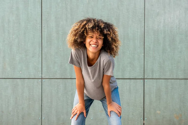 Retrato Feliz Afroamericano Chica Riendo Con Las Manos Las Rodillas — Foto de Stock