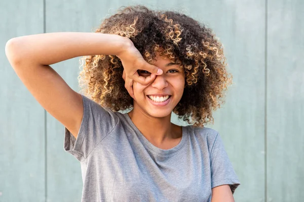 Retrato Sonriente Chica Negra Con Mano Sobre Ojo —  Fotos de Stock