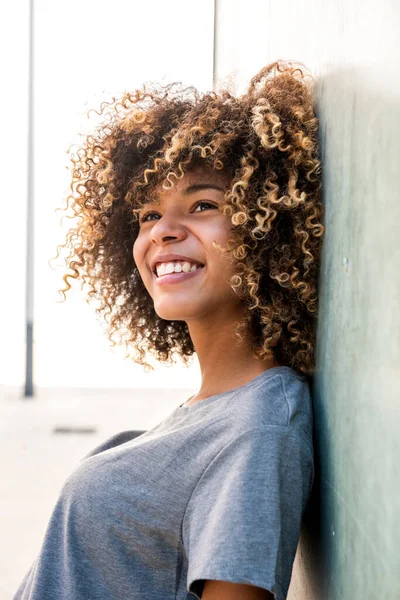 Retrato Lateral Feliz Afroamericano Chica Apoyada Contra Pared —  Fotos de Stock