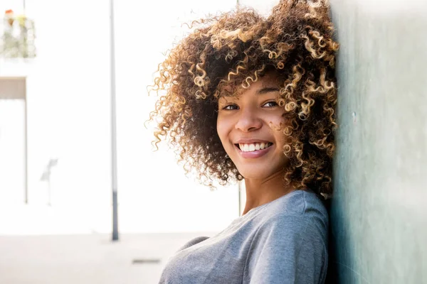 Cerca Retrato Lateral Sonriente Afroamericana Chica Apoyada Contra Pared — Foto de Stock