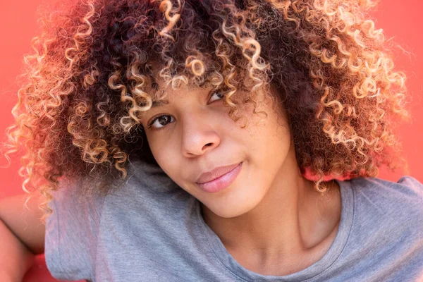 Nahaufnahme Porträt Afrikanisch Amerikanische Teenager Mädchen Mit Afro Haaren — Stockfoto