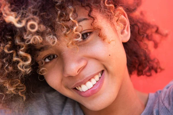 Közelkép Portré Gyönyörű Fiatal Afro Amerikai Göndör Haj — Stock Fotó