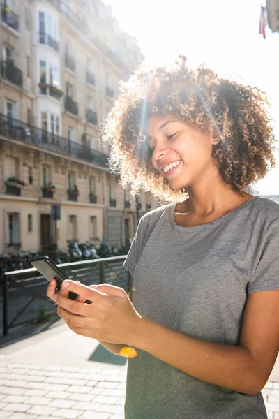 Retrato Sonriente Joven Mujer Negra Mirando Teléfono Celular Ciudad —  Fotos de Stock