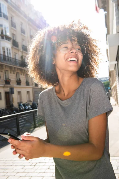 Retrato Sonriente Chica Negra Sosteniendo Teléfono Celular Ciudad — Foto de Stock