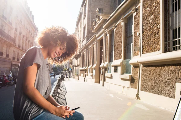 Retrato Sonriente Joven Afroamericana Mujer Mirando Teléfono Celular Ciudad —  Fotos de Stock