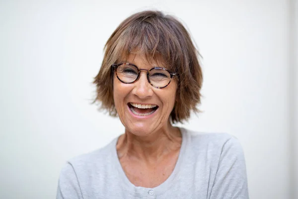 Großaufnahme Porträt Ältere Frau Lacht Mit Brille Vor Weißem Hintergrund — Stockfoto