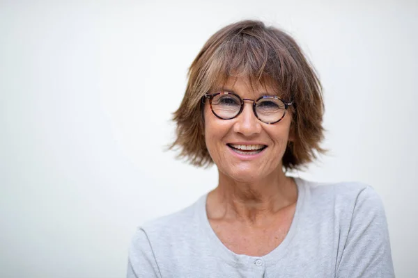 Close Retrato Mulher Mais Velha Rindo Com Óculos Contra Fundo — Fotografia de Stock