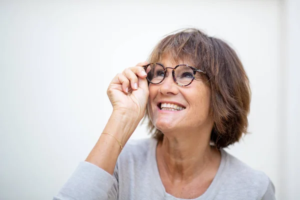 Gözlüklü Beyaz Arka Planda Gülümseyen Yüzünü Çeviren Yaşlı Kadının Portresini — Stok fotoğraf