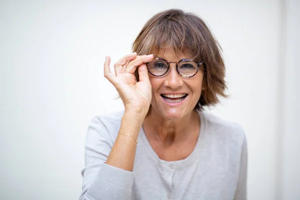 Porträtt Äldre Kvinna Ler Med Glasögon Vit Bakgrund — Stockfoto