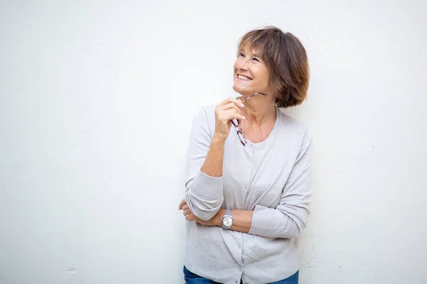 Porträt Lächelt Ältere Frau Mit Brille Vor Weißem Hintergrund Und — Stockfoto