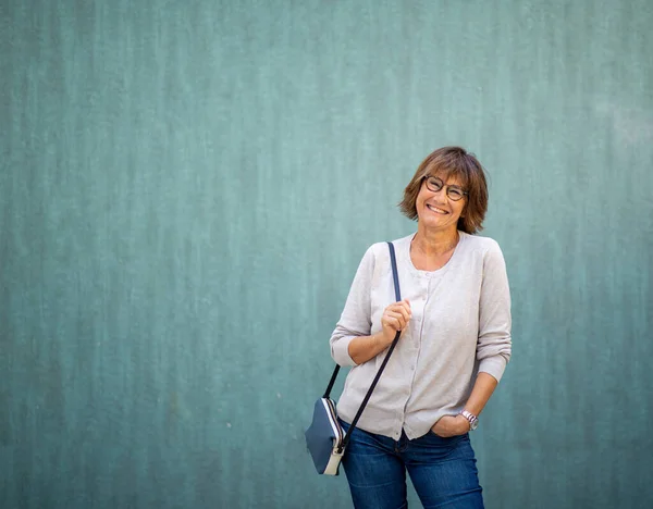 Portret Glimlachende Oudere Vrouw Met Handtas Door Groene Achtergrond — Stockfoto