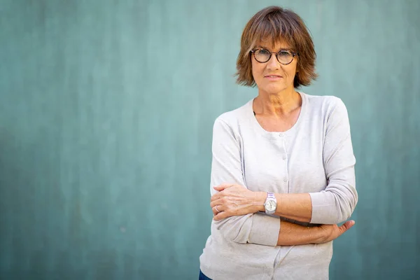 Portrait Horizontal Femme Âgée Avec Des Lunettes Des Bras Croisés — Photo