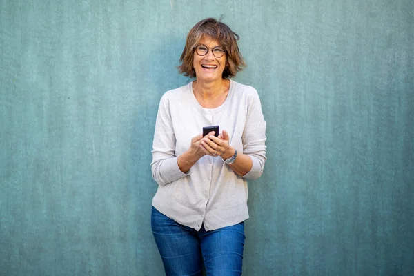 Porträt Frau Lächelt Mit Handy Grüner Wand — Stockfoto