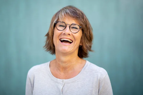 Zbliżenie Portret Kobieta Śmiejąc Się Zielonym Tle — Zdjęcie stockowe