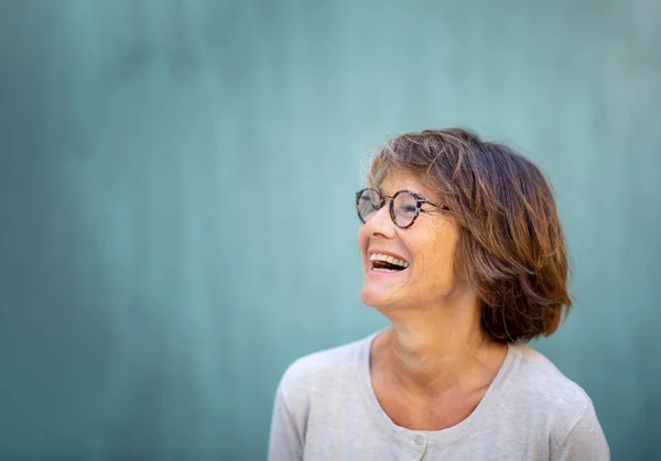 Close Boczny Portret Kobieta 50S Śmiejąc Się Przez Zielone Tło — Zdjęcie stockowe