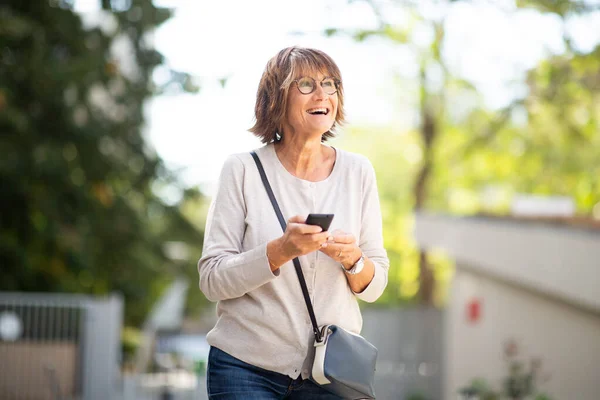 Retrato Feliz Mujer Mayor Riendo Con Teléfono Móvil Fuera —  Fotos de Stock