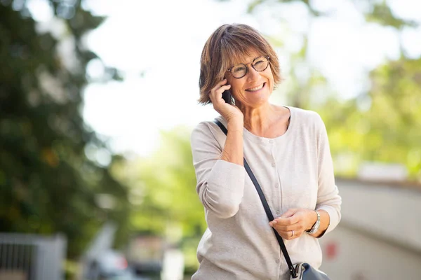 Dışarıda Cep Telefonuyla Konuşan Yaşlı Bir Kadının Portresi — Stok fotoğraf