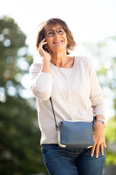 Dışarıda Cep Telefonuyla Konuşan Mutlu Yaşlı Kadın Portresi — Stok fotoğraf