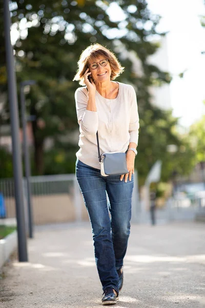 Ganzkörperporträt Glückliche Frau Die Draußen Mit Handy Geht Und Spricht — Stockfoto