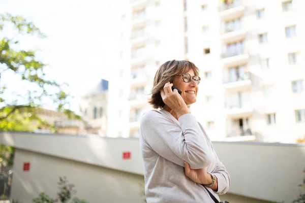 Porträt Einer Lächelnden Älteren Frau Die Draußen Mit Dem Handy — Stockfoto